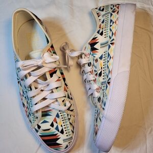 Like new canvas DC shoes